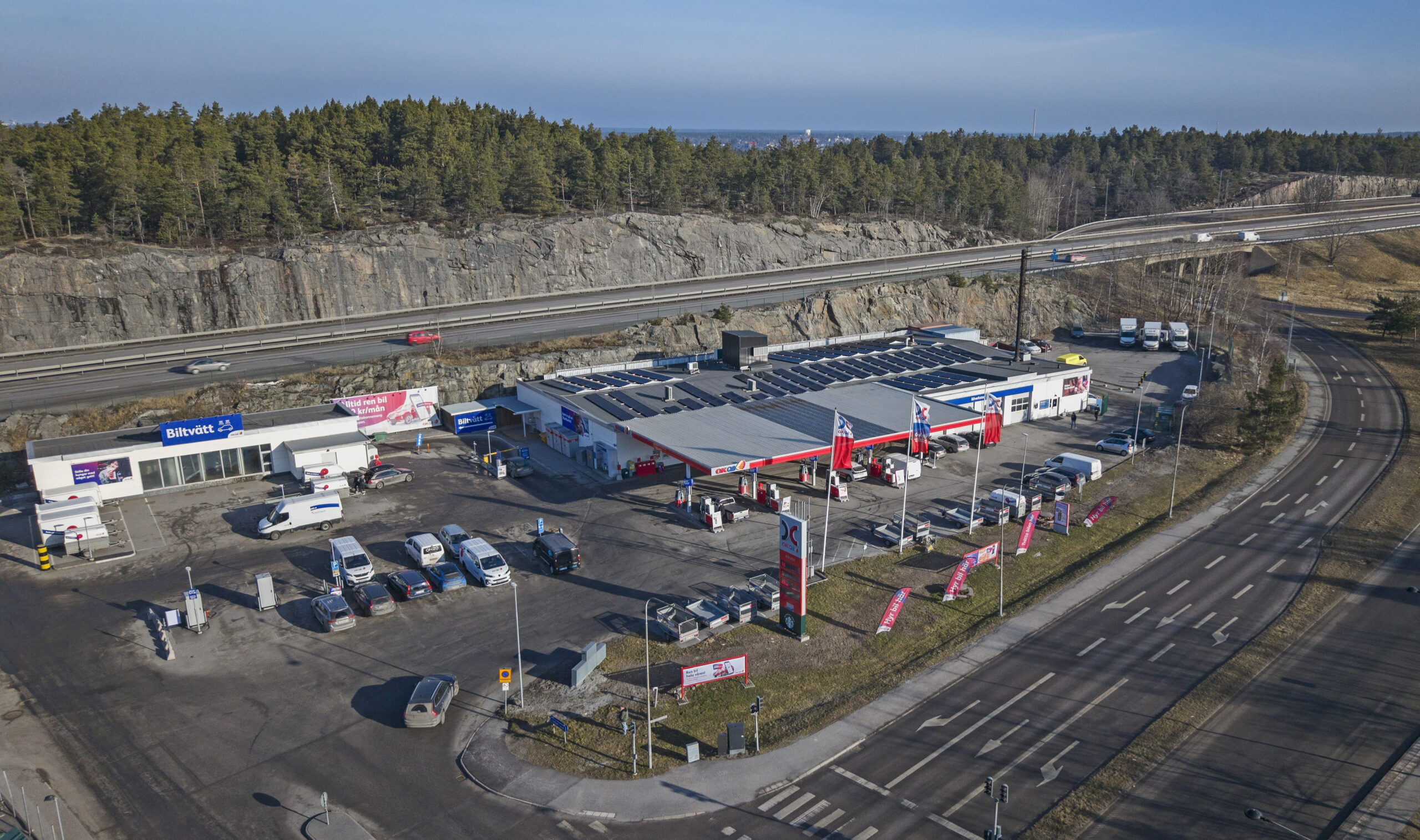 Stationen i Nacka från ovan, där solceller syns.